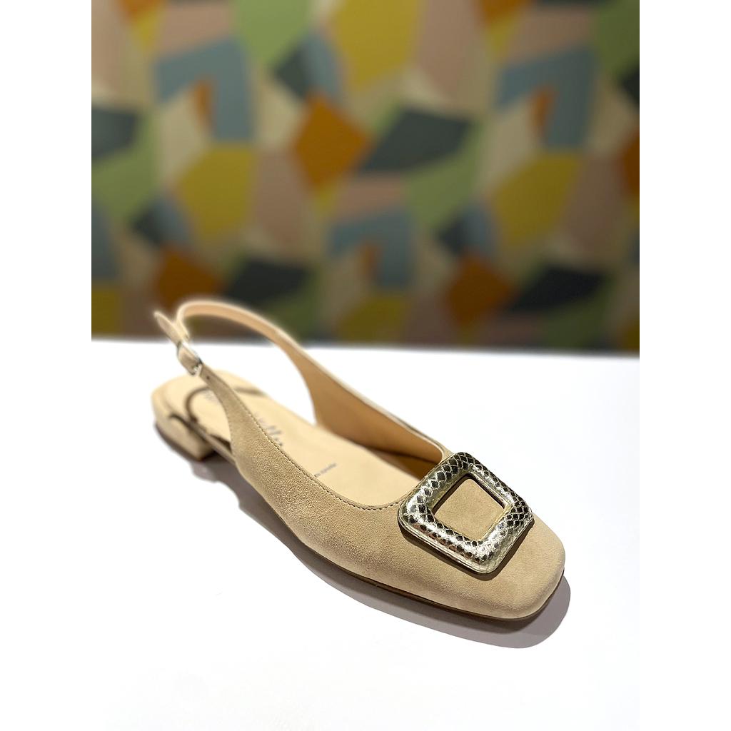 BAILARINA ANTE ADORNO